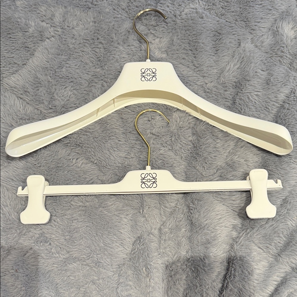Loewe White Hanger Set